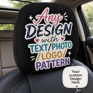 Op de afbeelding: Een zwarte hoofdsteunhoes voor in de auto met de meerkleurige tekst Any DESIGN with TEXT/PHOTO/LOGO/PATTERN en kleine hart- en sterpictogrammen. Een aparte witte rechthoekige afbeelding met afgeronde hoeken toont de tekst Your custom Design Here.
