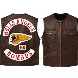 Op de afbeelding: Een donkerbruin leren vest met een ritssluiting aan de voorzijde en twee borstzakken. De achterkant toont een grote geborduurde patch met de tekst HELLS ANGELS in rood op een witte boog, een gevleugeld schedelembleem, de letters MG en NOMADS in rood.