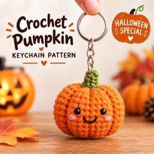 Puede incluir: Un llavero de calabaza de ganchillo con cuerpo naranja brillante, tallo verde y una cara sonriente con ojos negros y mejillas rosadas. El texto dice Crochet Pumpkin KEYCHAIN PATTERN y HALLOWEEN SPECIAL. Incluye una anilla de metal plateado.