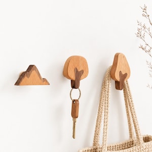 Väggkrok i trä i skogsmark, naturlig minimalistisk, bergskrog, barnrumsdekor, rockhattnyckel, miljövänlig present, liten platsorganisatör