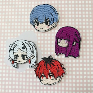 Puede incluir: Cuatro parches bordados con cabezas de personajes de estilo anime. Un parche tiene cabello azul, otro magenta, otro blanco con orejas puntiagudas y pendientes rojos, y otro tiene cabello rojo puntiagudo con detalles negros sobre un fondo claro.