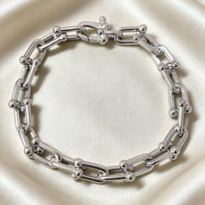U-format armband i sterlingsilver med hästspänne – Detaljer om grova länkkedjor