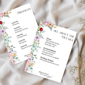 Op de afbeelding: Twee witte rechthoekige trouwkaarten met programma en details, voorzien van aquarel bloemenillustraties in roze, rood en paars aan de linkerkant. De tekst bevat schema's, locatiegegevens en de namen Joleen en Steven.