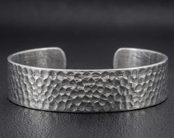 シルバーメッキのツイストバングル：槌目加工のステートメント