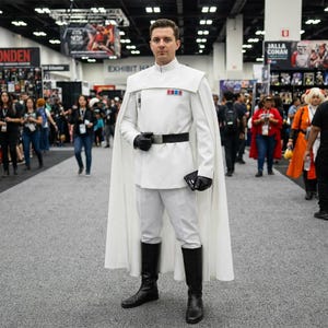 Déguisement d'officier impérial blanc pour homme, tenue d'Halloween de science-fiction militaire et comic-con. Uniforme inspiré du grand amiral avec cape.