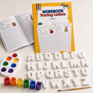 Puede incluir: Un libro de ejercicios titulado Workbook Tracing Letters con una página abierta que muestra las letras C y D, una paleta de pintura con seis colores, veintiséis letras mayúsculas de plástico blanco de la A a la Z, seis botes de pintura y un pincel.