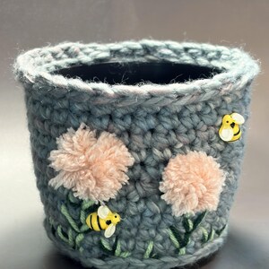 Pot patchwork gris et rose | Ensemble de jardinières au crochet douillet avec abeilles et motifs floraux | Housse pour plante faite main avec insert
