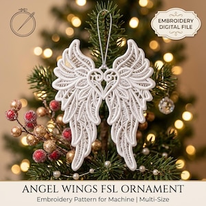 Könnte beinhalten: Ein weißes freistehendes Spitzenornament in Form von Engelsflügeln mit einem zentralen Herz, aufwendigen Stickereidetails und einer silbernen Aufhängeschlaufe. Der Text lautet EMBROIDERY DIGITAL FILE und ANGEL WINGS FSL ORNAMENT.