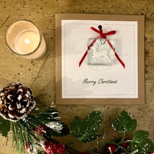 Buon Natale. Biglietto fatto a mano con renna argento/bianca. Vetro fuso, ricordo per sempre. Cartolina di Natale speciale