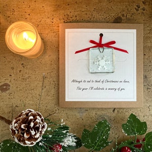 Tarjeta de Navidad conmemorativa. Aunque su triste... Tarjeta especial de Navidad con copo de nieve de cristal fundido con brillo blanco. Recuerda siempre el recuerdo.