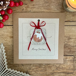 Feliz Navidad. Tarjeta hecha a mano con un bonito pudín navideño de vidrio fundido como recuerdo para siempre. Tarjeta navideña especial y única.