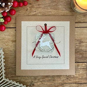 Noël très spécial. Carte faite main avec un renne blanc scintillant. Un souvenir pour toujours en verre fusionné. Carte spéciale de Noël