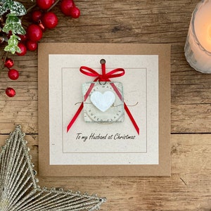 A mio marito a Natale. Biglietto fatto a mano con cuore bianco scintillante. Vetro fuso, ricordo eterno. Biglietto di Natale speciale