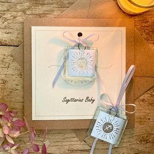 Tarjeta Zodiac personalizable atrapasoles/recuerdo/abrazo de bolsillo desmontable. Signo zodiacal Cumpleaños, aniversario, celebración SAGITARIO Bebé PLATA