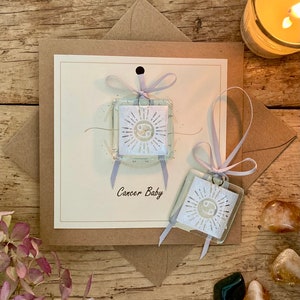 Tarjeta Zodiac personalizable con atrapasueños/recuerdo/abrazo de bolsillo desmontable. Signo zodiacal Cumpleaños, aniversario o celebración Cáncer Bebé PLATA