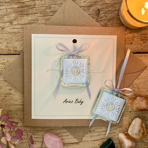 Carta zodiacale personalizzabile con acchiappasole staccabile/ricordo/abbraccio tascabile. Segno zodiacale Compleanno, anniversario o celebrazione ARIETE Baby ARGENTO