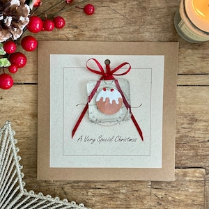 Una Navidad muy especial. Tarjeta hecha a mano con lindo recuerdo para siempre de vidrio fundido con pudín de Navidad. Tarjeta de Navidad única y especial.