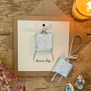 Tarjeta Zodiac personalizable con atrapasueños/recuerdo/abrazo de bolsillo desmontable. Signo zodiacal Cumpleaños, aniversario o celebración ACUARIO Bebé PLATA
