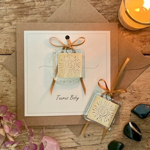 Carta zodiacale personalizzabile con acchiappasole staccabile/ricordo/abbraccio tascabile. Segno zodiacale Compleanno, anniversario o celebrazione TORO Baby ORO