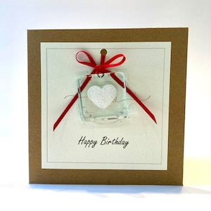 Alles Gute zum Geburtstag Karte mit Glas-Andenken. Weißes schimmerndes Herz in Glas eingebettet. Handgefertigt in Großbritannien mit recycelter Karte.