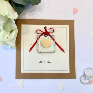 Mr & Mrs, carte de mariage avec souvenir en verre fusionné pour toujours. Coeur pétillant encapsulé dans du verre. Fabriqué à la main au Royaume-Uni