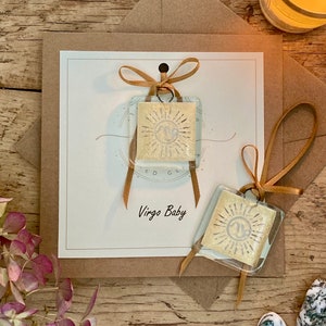 Aanpasbare Zodiac-kaart met afneembare zonnevanger/aandenken/pocket-knuffel. Sterrenbeeld Verjaardag, jubileum of feest MAAGD Baby GOUD