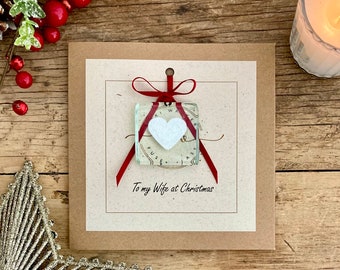 An meine Frau zu Weihnachten. Handgemachte Karte mit funkelndem weißen Herz.  Geschmolzenes Glas für immer Andenken. Besondere Weihnachtskarte