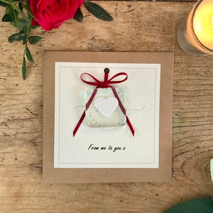 De mí a ti, tarjeta con suncatcher/abrazo de bolsillo/recuerdo de vidrio fundido extraíble. Arte de vidrio fundido con un corazón blanco brillante. Personalizado.