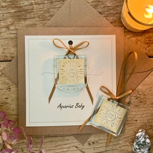 Aanpasbare Zodiac-kaart met afneembare zonnevanger/aandenken/pocket-knuffel. Sterrenbeeld Verjaardag, jubileum of feest WATERMAN Baby GOUD