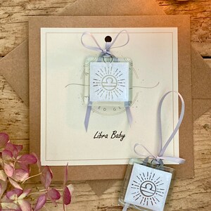 Tarjeta Zodiac personalizable con atrapasueños/recuerdo/abrazo de bolsillo desmontable. Signo zodiacal Cumpleaños, aniversario o celebración LIBRA Bebé PLATA