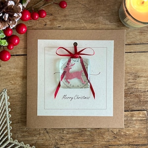 Joyeux noël. Carte faite à la main avec un renne rouge. Verre fondu souvenir pour toujours. Carte de Noël spéciale