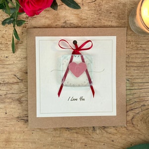 Je t'aime, carte avec attrape-soleil/poche câlin/souvenir en verre amovible, coeur rubis encapsulé dans du verre. Carte personnalisable « Je t'aime ».