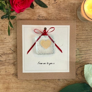 De mí a ti, tarjeta con suncatcher/abrazo de bolsillo/recuerdo de vidrio fundido extraíble. Arte de vidrio fundido con un corazón dorado brillante. Personalizado.