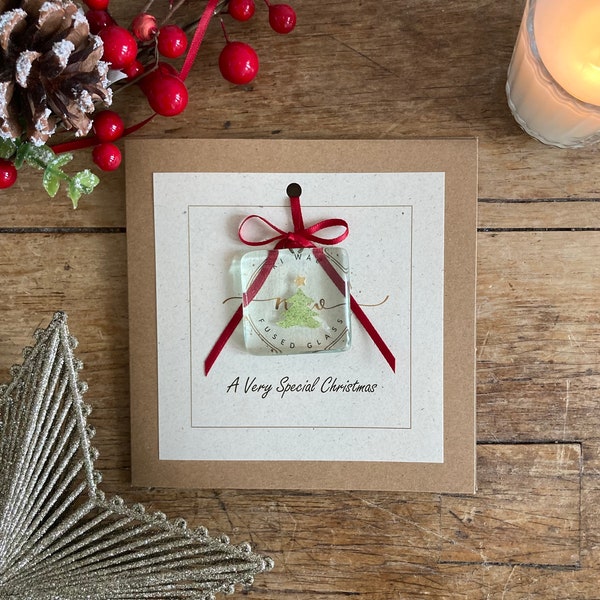 Eine ganz besondere Weihnachtskarte mit Tannenbaum und goldenem Stern. Abnehmbarer, verschmolzener Glas Sonnenfänger / Pocket Hug / Andenken. Personalisierbar