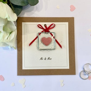 Mr & Mrs, Carte de mariage avec verre fondu pour toujours souvenir. Cœur étincelant encapsulé dans du verre. Fait à la main au Royaume-Uni