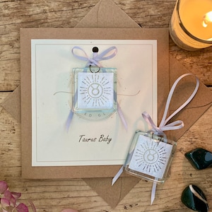 Carta zodiacale personalizzabile con acchiappasole staccabile/ricordo/abbraccio tascabile. Segno zodiacale Compleanno, anniversario o celebrazione TORO Baby ARGENTO