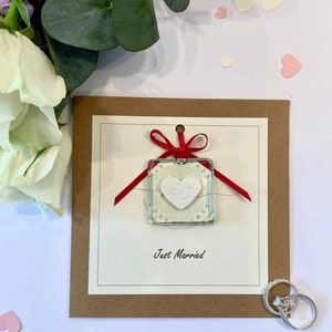 Carte Just Married avec verre fusionné, souvenir pour toujours. Coeur scintillant encapsulé dans du verre. Fabriqué à la main au Royaume-Uni