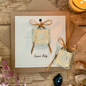 Tarjeta Zodiac personalizable con atrapasueños/recuerdo/abrazo de bolsillo desmontable. Signo zodiacal Cumpleaños, aniversario o celebración Cáncer Bebé ORO