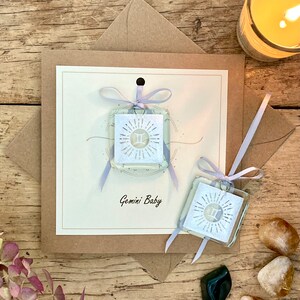 Cartão Zodíaco personalizável com protetor solar/lembrança/abraço de bolso destacável. Signo Aniversário, aniversário ou comemoração GÊMEOS Bebê PRATA