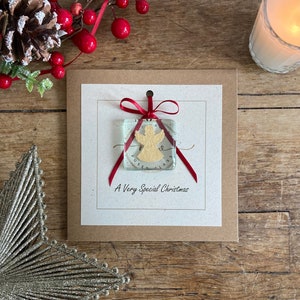 Una Navidad muy especial. Tarjeta hecha a mano con ángel dorado en vidrio fundido recuerdo para siempre. Tarjeta de Navidad única especial.