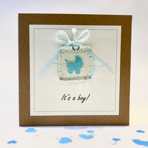 Es ist ein Junge, neues Baby, blaue Kinderwagen Karte mit abnehmbarem Glas Suncatcher / Pocket Hug / Original Kunst. Individuell. Neu Baby Junge Karte.