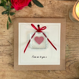 De mí a ti, tarjeta con suncatcher/abrazo de bolsillo/recuerdo de vidrio fundido extraíble. Arte en vidrio fundido con un corazón de rubí brillante. Personalizado.
