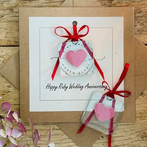 Tarjeta de aniversario de boda Ruby de 40 años, atrapasueños de vidrio fundido desmontable/abrazo de bolsillo/arte de vidrio. Tarjeta de aniversario personalizada.