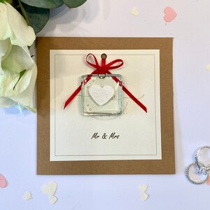 Mr & Mrs, Hochzeitskarte mit geschmolzenem Glas Forever Andenken. Funkelndes Herz in Glas eingekapselt. Handgefertigt in Großbritannien