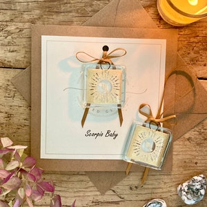 Tarjeta Zodiac personalizable atrapasoles/recuerdo/abrazo de bolsillo desmontable. Signo zodiacal Cumpleaños, aniversario, celebración ESCORPIO Bebé ORO