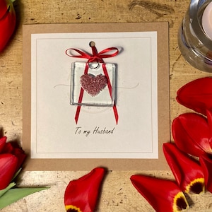 Carte cadeau à mon mari avec verre fusionné, souvenir pour toujours. Coeur rubis scintillant encapsulé dans du verre. Fabriqué à la main au Royaume-Uni