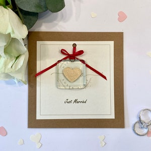 Carte Just Married avec souvenir en verre fusionné pour toujours. Coeur pétillant encapsulé dans du verre. Fabriqué à la main au Royaume-Uni