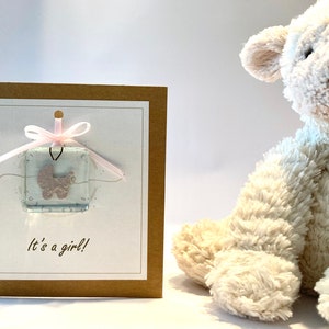 C'est une fille, un nouveau-né, une carte rose pour poussette avec attrape-soleil en verre amovible/poche câlin/oeuvre d'art originale. Personnalisé. Nouvelle carte bébé fille.