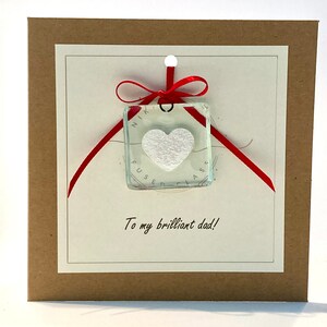 Para mi brillante papá, Tarjeta del Día del Padre con vidrio fundido como recuerdo para siempre. Corazón blanco brillante encapsulado en cristal. Hecho a mano en el Reino Unido.