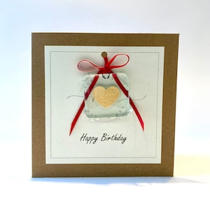Carte de joyeux anniversaire avec souvenir en verre fusionné. Coeur en or encapsulé dans du verre. Fabriqué à la main au Royaume-Uni à l'aide de carton recyclé.
